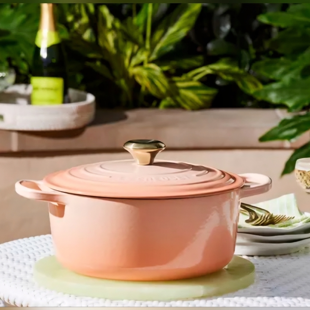 Le Creuset Signature Round Dutch Oven, 5.5 Qt., Color Pêche, Retail $434.95 USD - Picture 2 of 16